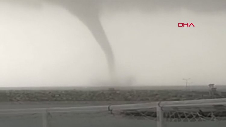 Antalya'da denizde çıkan dev hortum görüntülendi