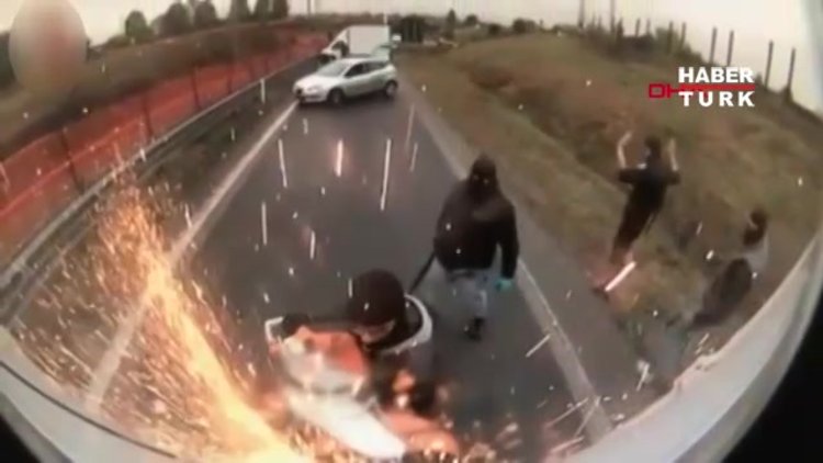 İtalya'da elektrikli testere ile zırhlı araç soygunu kamerada