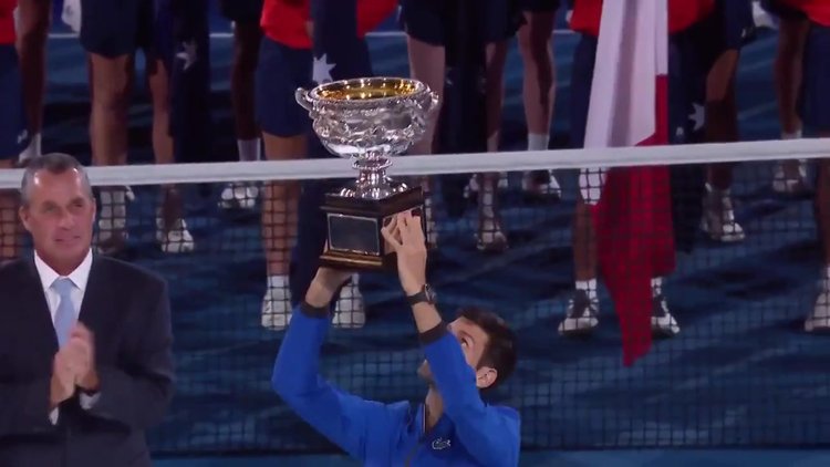 Avustralya Açık'ta şampiyon Djokovic kupayı kaldırdı