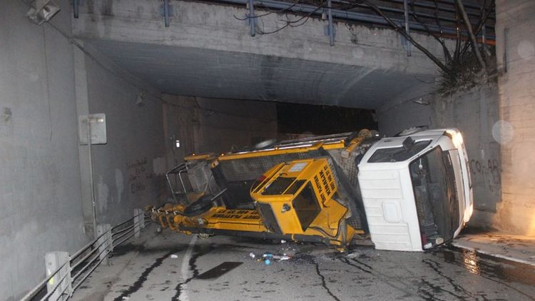 Beyoğlu'nda vinç devrildi: 1 yaralı