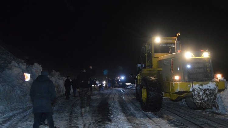 Çığ düştü, anne ve bebeğini jandarma kurtardı