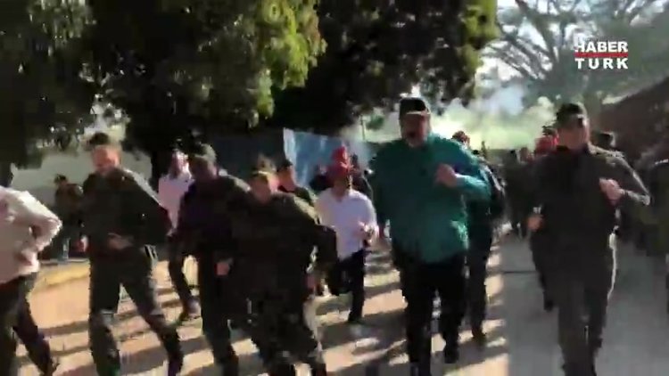 Maduro askerlerle birlikte koştu!