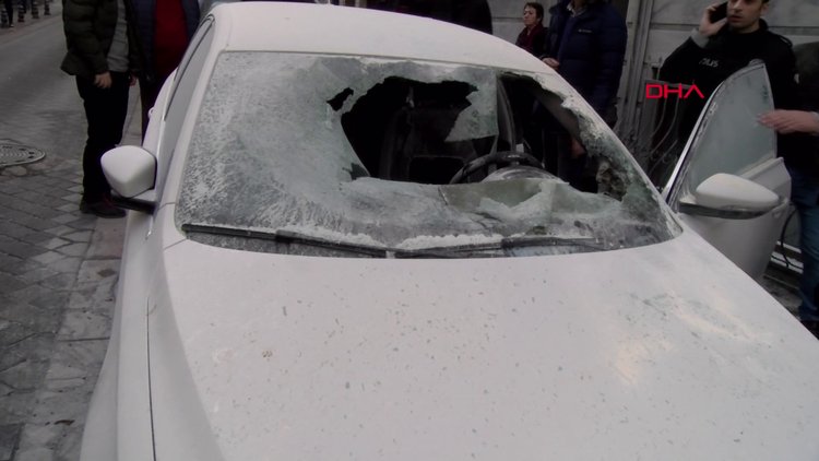 Kadıköy'de 'ters duruyor' diye aracı ateşe verdi