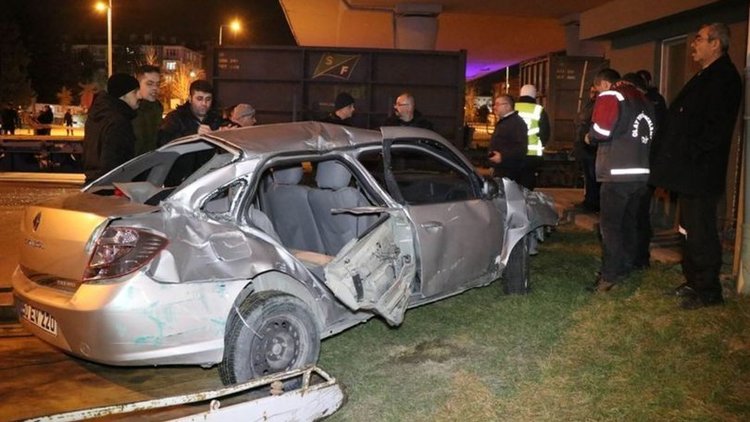 Kayseri'de yük treni otomobile çarptı! 2 kişi yaralandı