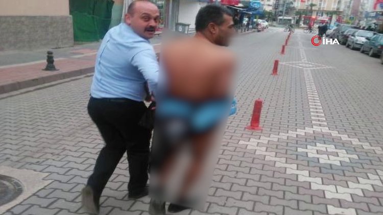 Sokak ortasında çıplak gezen şahıs kamerada