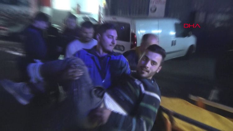 Bacağından vurulan genç, ambulansa taşınırken güldü