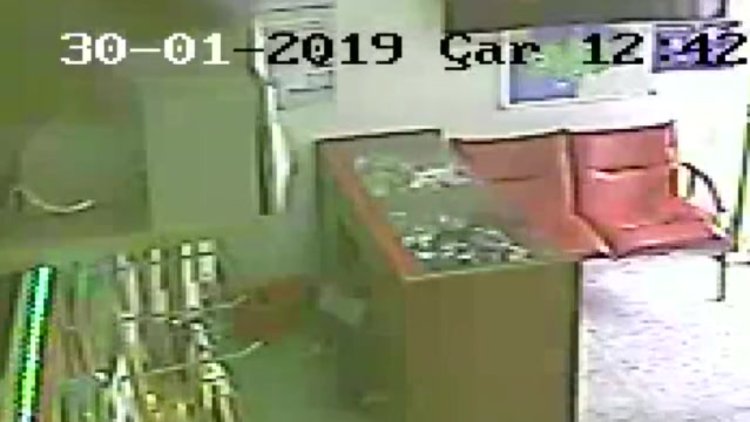 Şişen cep telefonu bataryası bomba gibi patladı