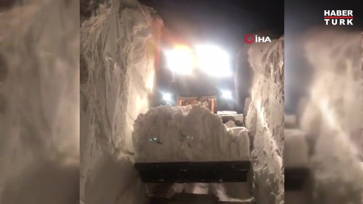 Yüksekova'da kar kalınlığı 5 metreyi geçti!