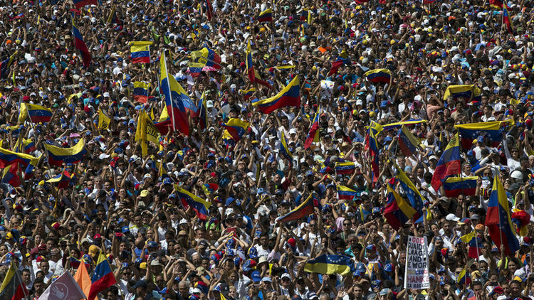 Hükümet ve muhalefet yanlıları meydanlarda