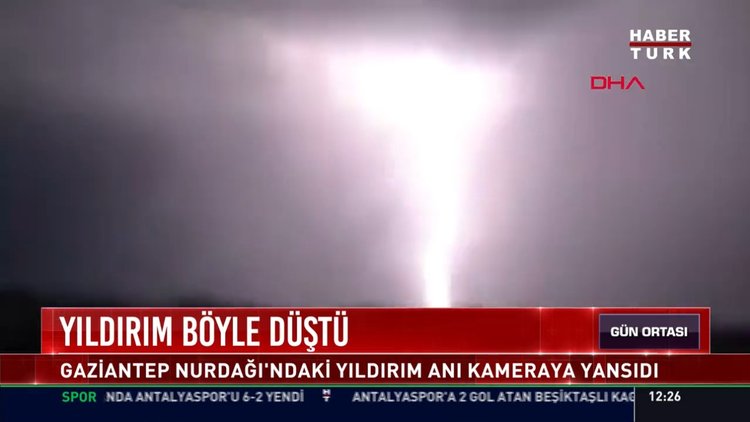 Yıldırım böyle düştü: Gaziantep Nurdağı'ndaki yıldırım anı kameraya yansıdı