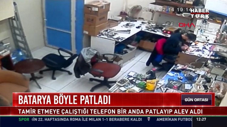 Batarya böyle patladı: Tamir etmeye çalıştığı telefon bir anda patlayıp alev aldı