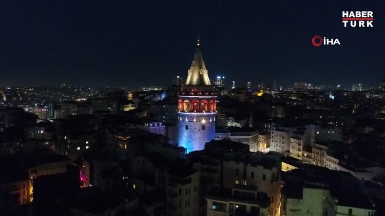 İstanbul'da Galata Kulesi ile köprüler mavi ve turuncuya büründü