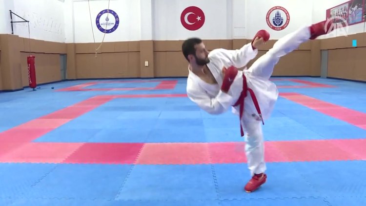 Karatedeki başarısını eğitimde de sürdürüyor