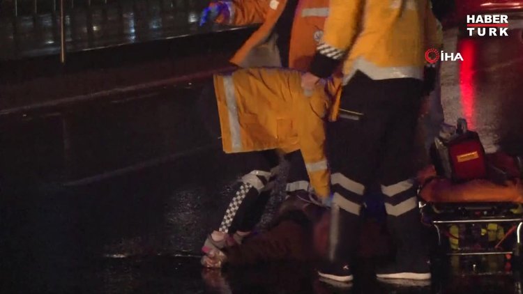 Düşen eşyasını almak istedi, araba çarptı