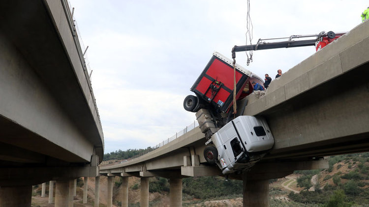 Viyadükte asılı kalan TIR şoförü böyle kurtarıldı