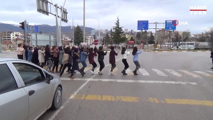 Araçları durdurup yaya geçidinde halay çektiler!