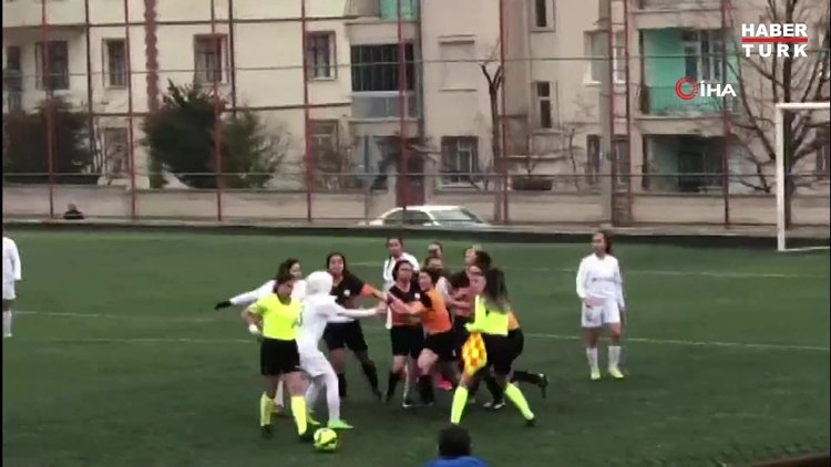 Kırmızı kart gören kadın futbolcu kadın hakeme saldırdı