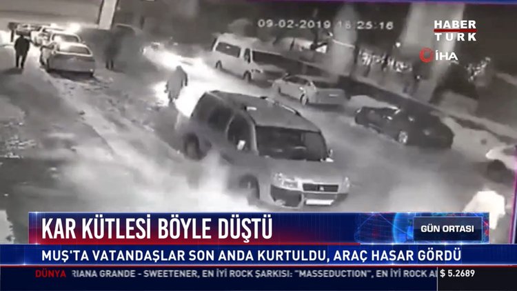 Kar kütlesi böyle düştü: Muş'ta vatandaşlar son anda kurtuldu, araç hasar gördü