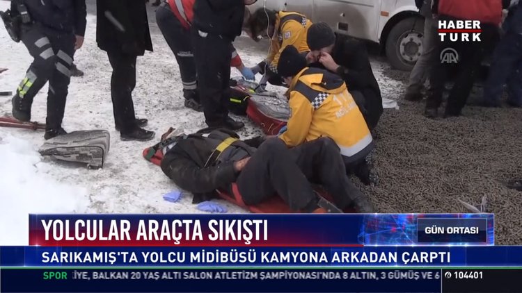 Yolcular araçta sıkıştı: Sarıkamış'ta yolcu mininbüsü kamyona arkadan çarptı