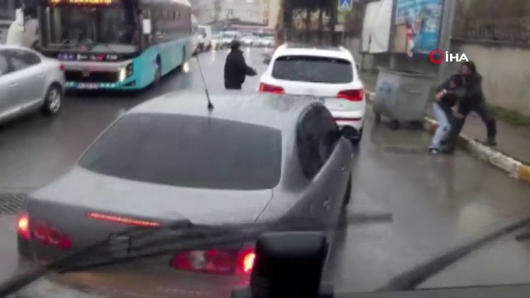 Trafikte tekme tokat kavga kamerada!