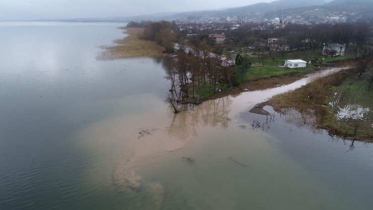 Sapanca Gölü'ne çöp suyu!