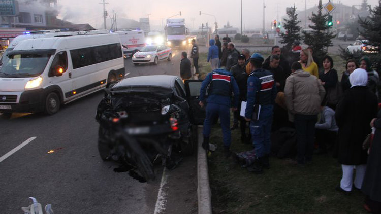 Servis minibüsü otomobile çarptı: Yaralılar var!