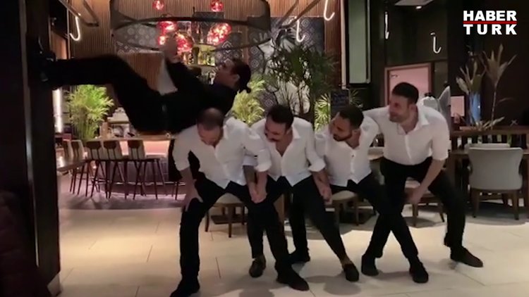 Nusret, New York'taki lokantasında halay çekti