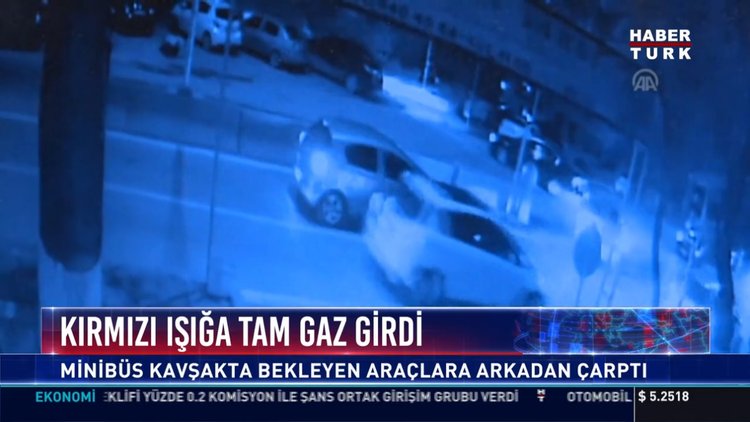 Kırmızı ışığa tam gaz girdi: Minibüs kavşakta bekleyen araçlara arkadan çarptı