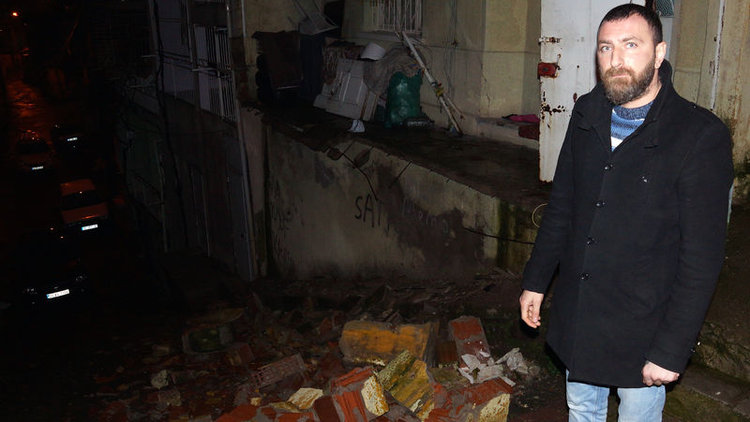 Aşırı yağış balkonu çökertti