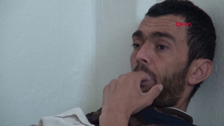 Dilini ısırmamak için parmaklarını ağzından çıkaramıyor