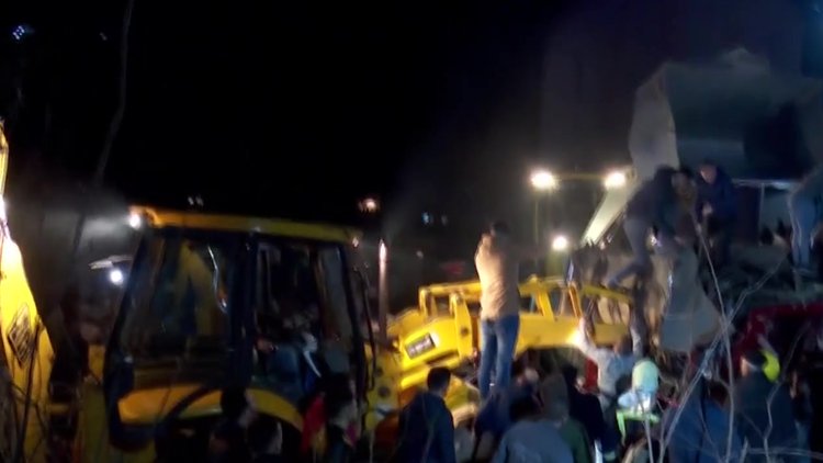 Makedonya'da yolcu otobüsü şarampole yuvarlandı! 13 ölü