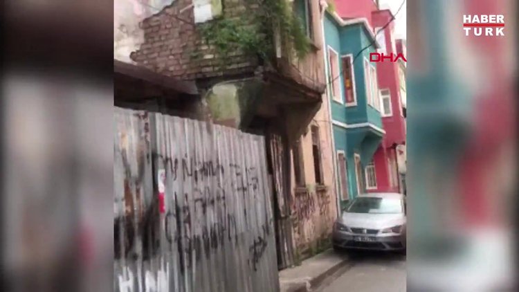 Balat'taki binanın çökme anı kamerada