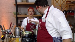 Bu hafta takım olan Eray ve Dilara Türk mutfağının tadına doyulmaz lezzeti Pastırmalı Kuru Fasulyeyi yaparken anlaşmazlığa düşüyor. ...