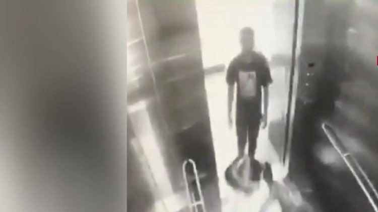 Malezya polisi, bir kadını asansörde ölümüne darp eden bu hırsızı arıyor