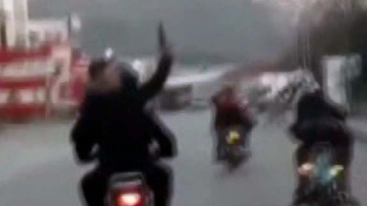 Trafikte maganda dehşeti! Motosikletten havaya ateş açtılar