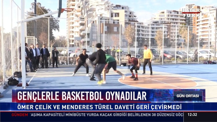 Gençlerle basketbol oynadılar: Ömer Çelik ve Mendres Türel daveti geri çevirmedi