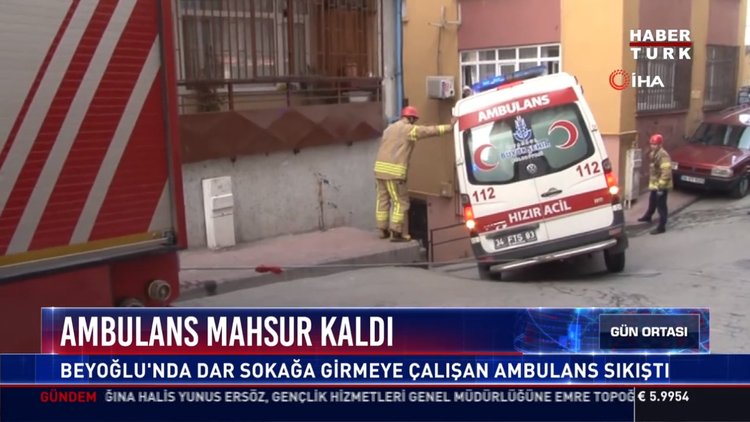 Ambulans mahsur kaldı: Beyoğlu'nda dar sokağa girmeye çalışan ambulans sıkıştı