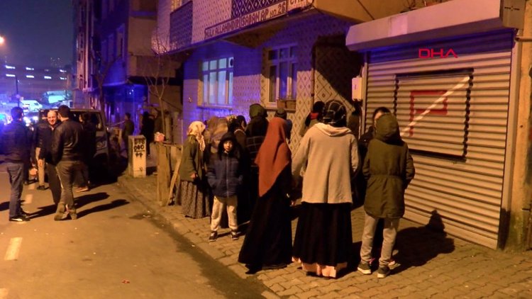 Gaziosmanpaşa'da depremin ardından çatlakların oluştuğu bina boşaltıldı