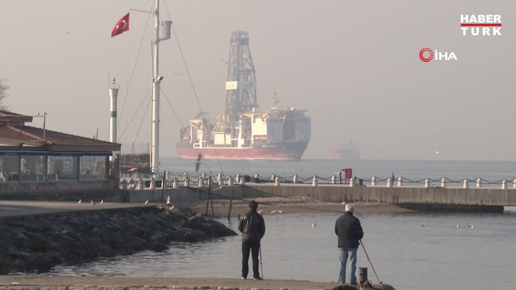 Türkiye'nin ikinci sondaj gemisi Çanakkale Boğazı'ndan geçti