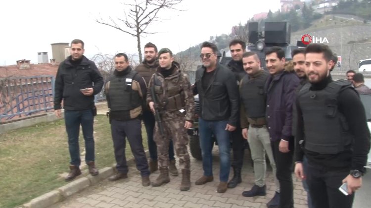 Asayiş uygulamasına takılan Beyazıt Öztürk polislerle fotoğraf çektirdi