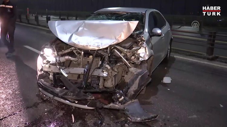 Haliç Köprüsü'nde yolun açılmasını bekleyen araçlara çarptı: 4 yaralı