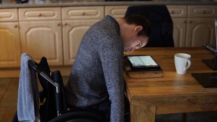 Beyin felçli yazar burnuyla kitap yazdı