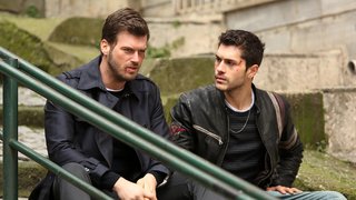 Cansız, artık sadece Veli ve Selim’in için değil, hangi taşı kaldırsa altında onun ismine rastladığı Adalı için de büyük bir tehdittir. ...