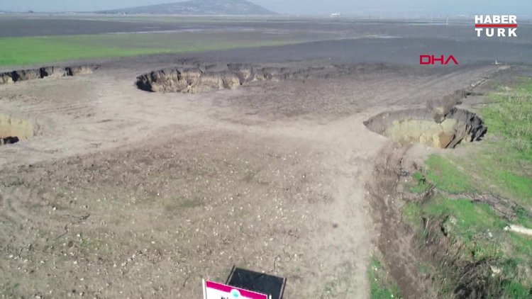 İzmir'de korkutan düdenlerin oluştuğu bölge trafiğe kapatıldı