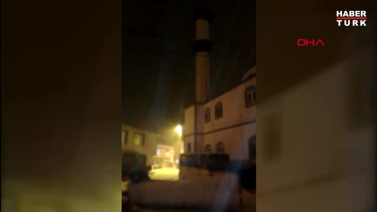 Çatalca'da fırtına bir caminin minaresinin külahını yıktı