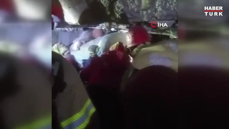 Kartal’da çöken binanın enkazından yaşlı adamın kurtarılma anları kamerada