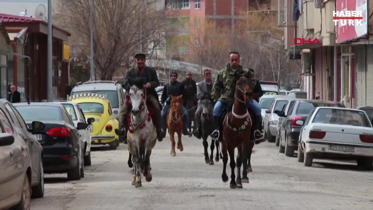 Atlarla 'Karlı pekmez' yemeye gittiler