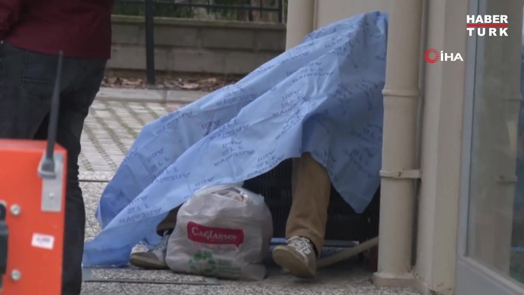 Evsiz adam, klima dış ünitesi üzerinde oturur vaziyette ölü olarak bulundu