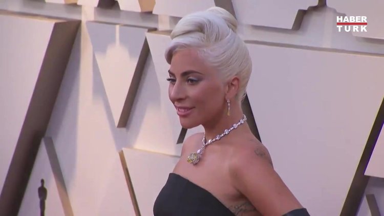 Lady Gaga kırmızı halıda
