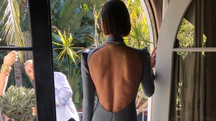 Kırmızı Halı'da Charlize Theron fırtınası